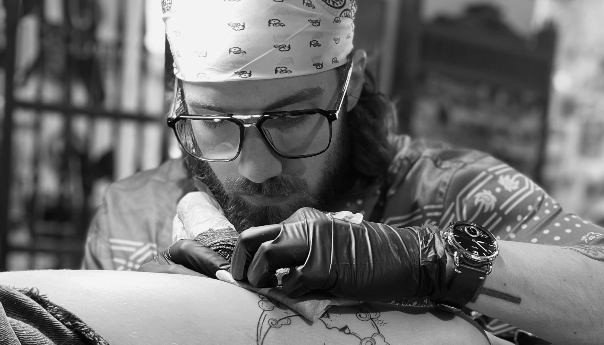 Human Kanvas Tattoo Artist Justin completing a leg tattoo