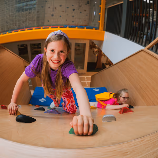 Kind die klimt in een beweegschool