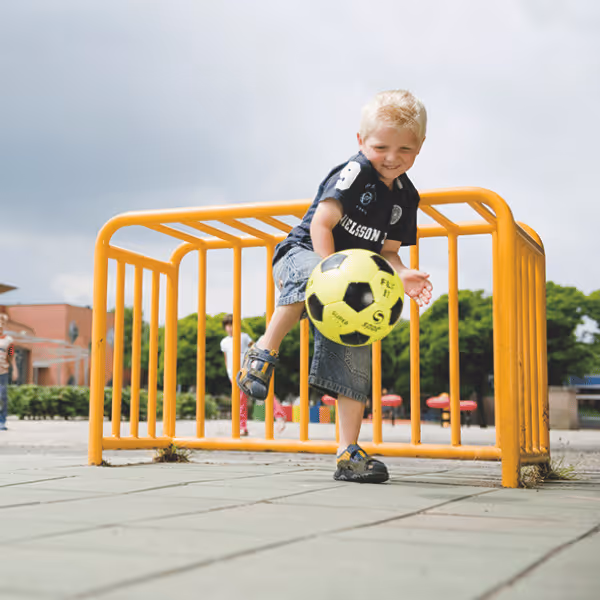 Sport- en spelmateriaal op het schoolplein