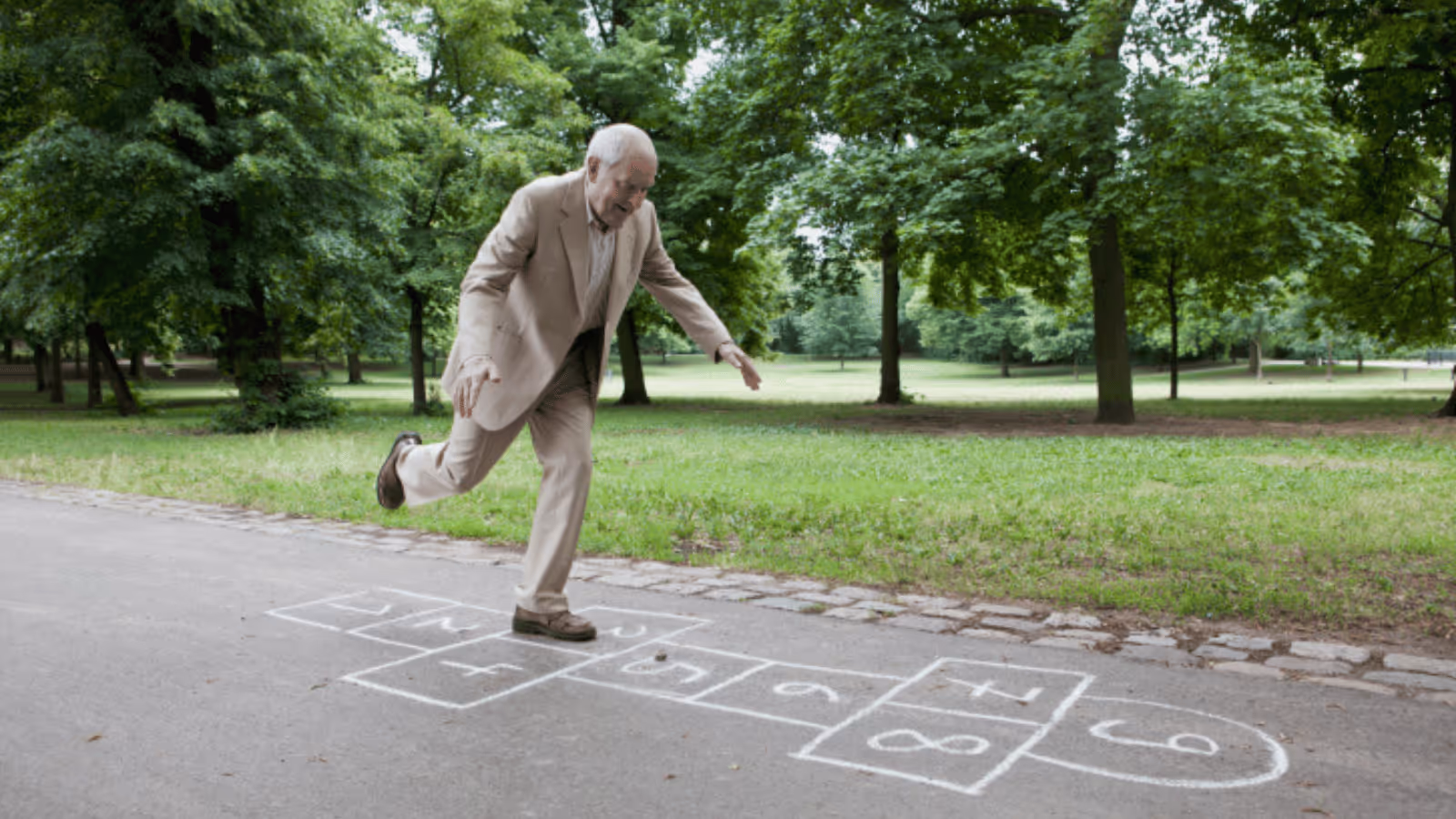 Bejaarde man in beweegroute