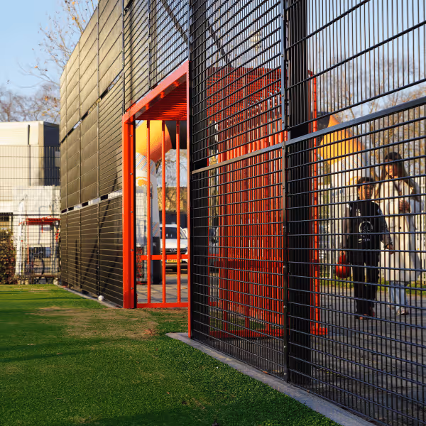 Het hekwerk van onze sportcourts maakt geen geluid