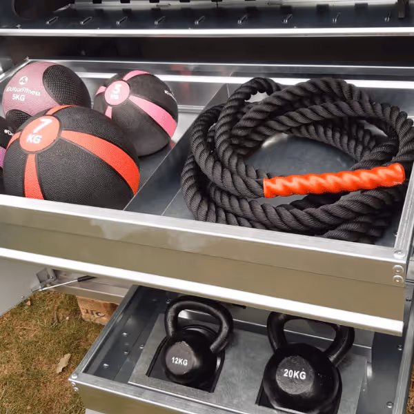 De sportautomaat is een buitenberging bomvol sport- en spelmateriaal