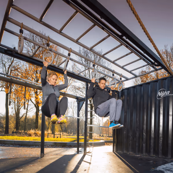 Oefeningen doen in de SportContrainer