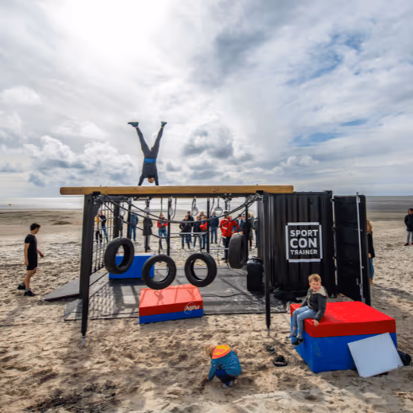 De SportContrainer op het strand in Harlingen