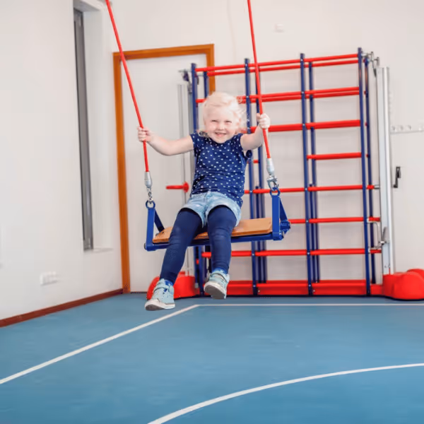 Schommelen met Dorack materialen in het speellokaal
