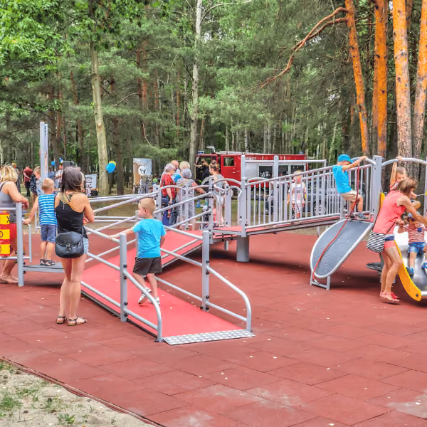 Kinderen spelen samen met Villa Kakelbont