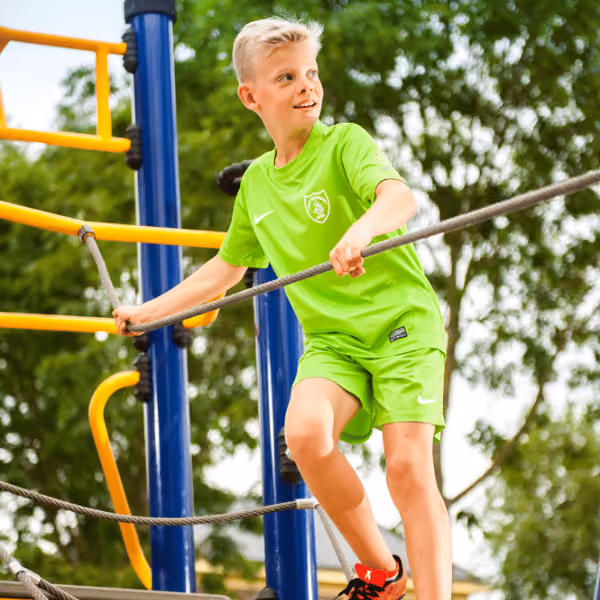 Klimmen op Play speeltoestel