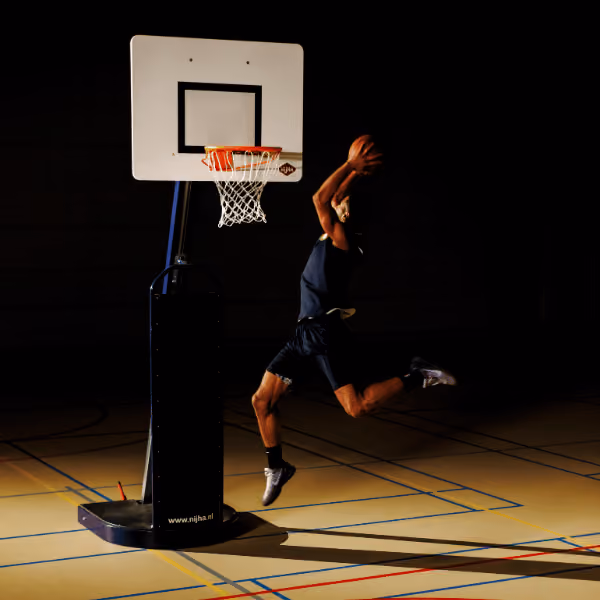 Basketballer in sportaccommodatie Nijha
