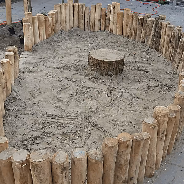Zandbak met Robinia hout