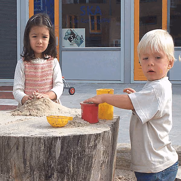 Spelen met zand aan zandtafel