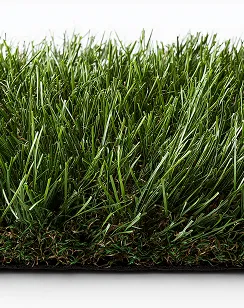 Mesa de comedor de madera clara con sillas de mimbre gris en un jardín con césped artificial.