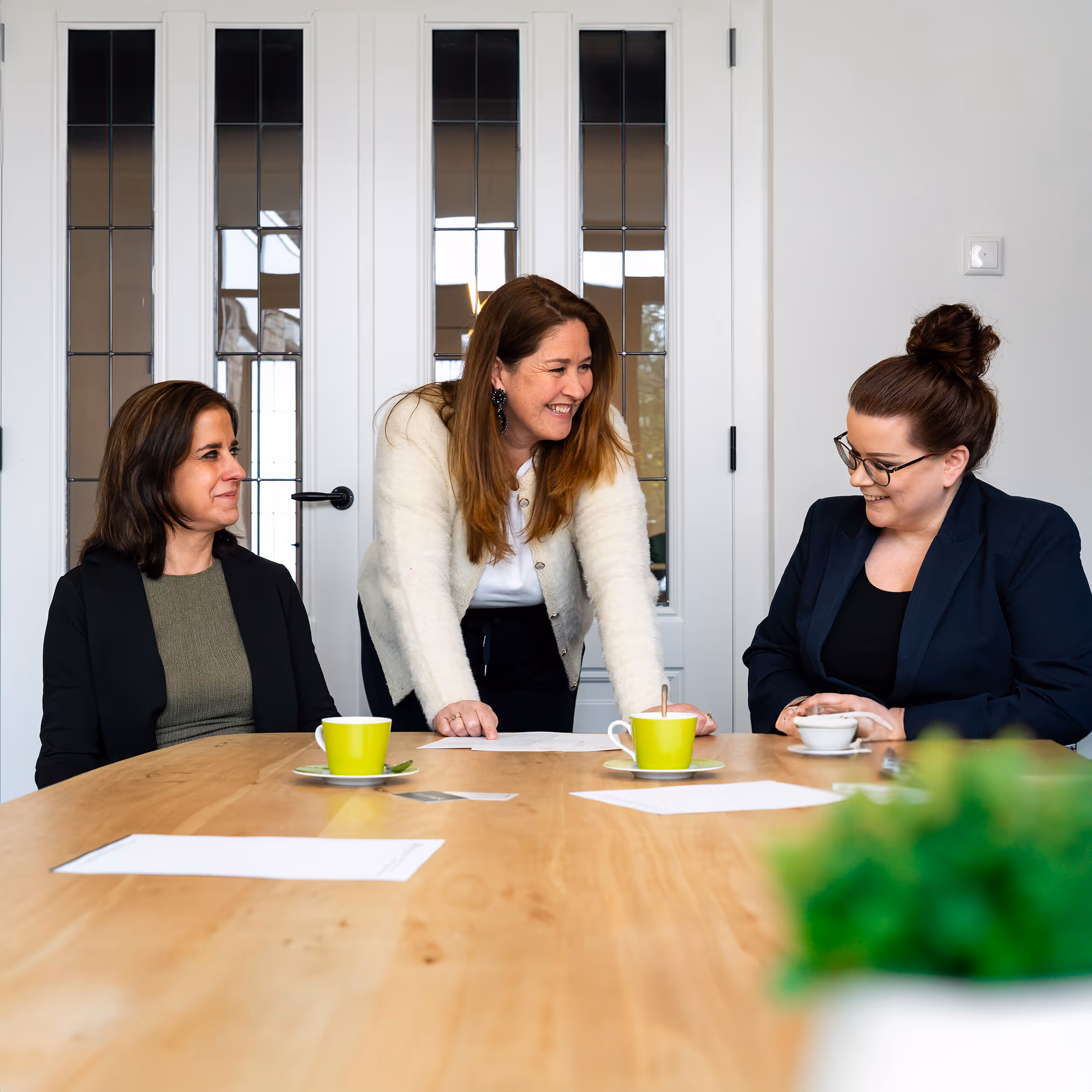 Medewerkers Notarishuys Voerendaal met elkaar in gesprek