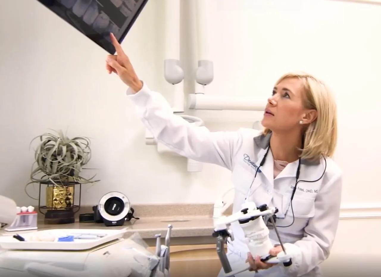 Dr Ilona pointing at an x ray on a monitor above her