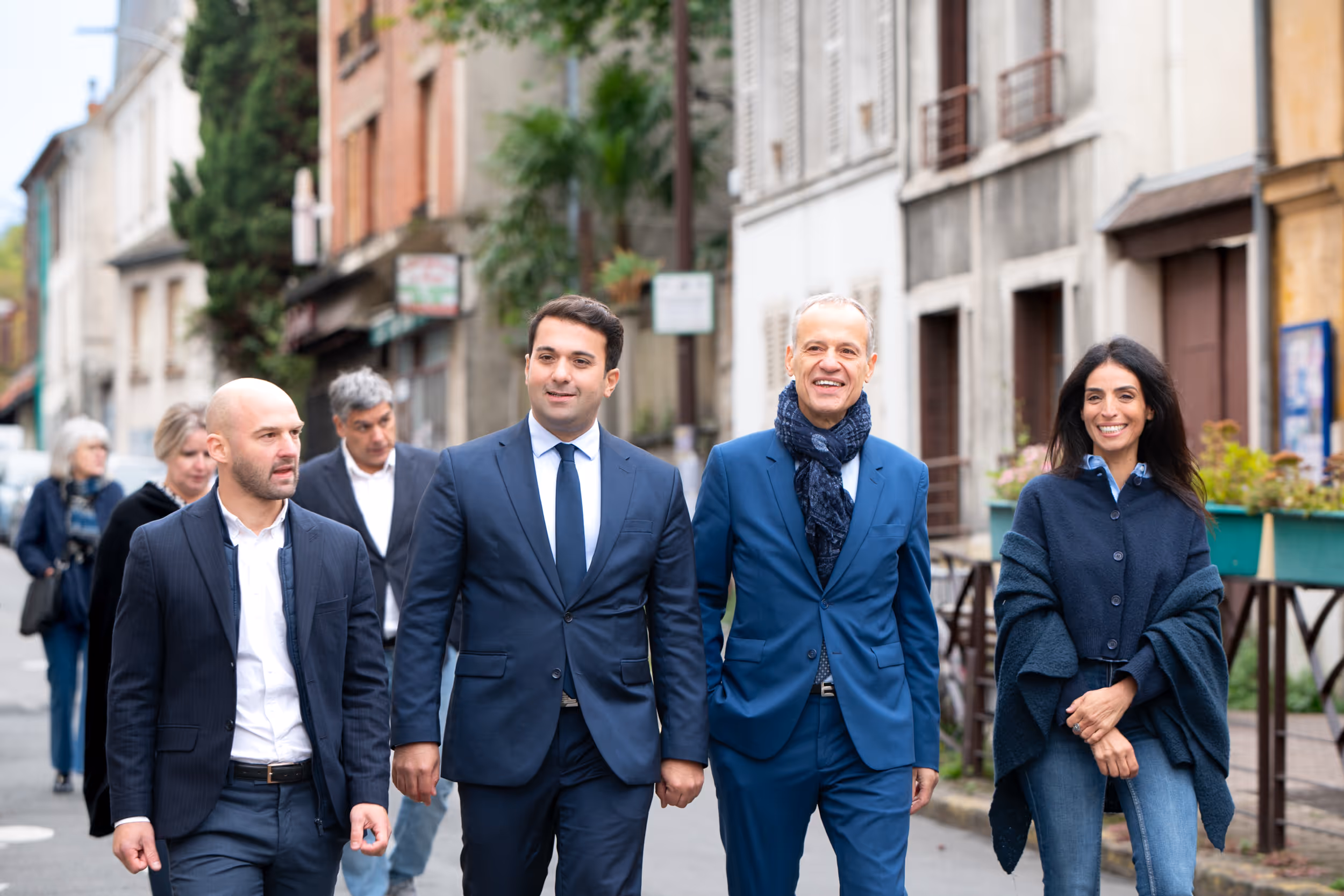 photo du groupe qui marche en ville