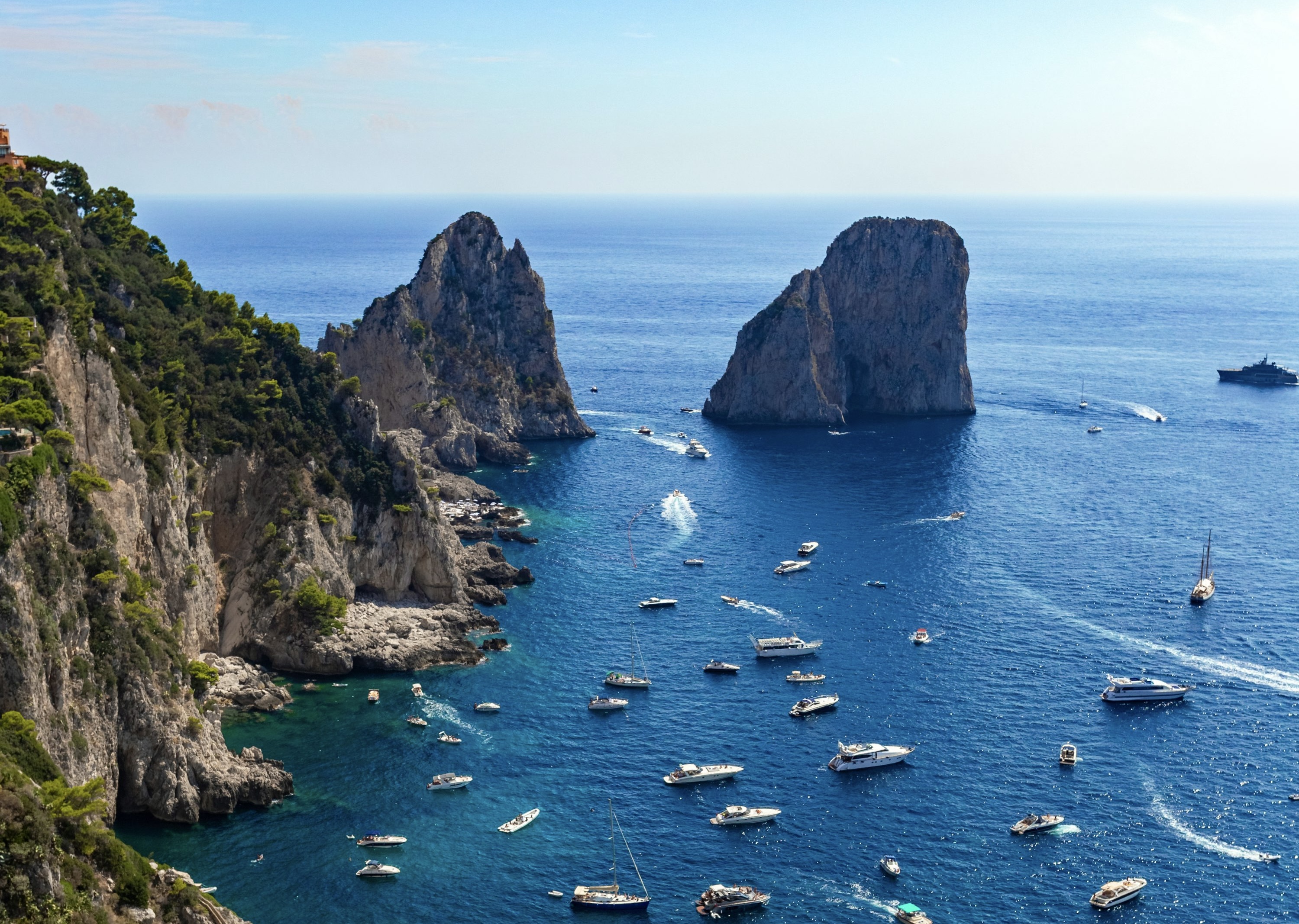 Esplora gli scorci più iconici di Capri tra la Grotta Azzurra, Marina Piccola e i maestosi Faraglioni, vivendo un viaggio ricco di emozioni e panorami che restano nel cuore.