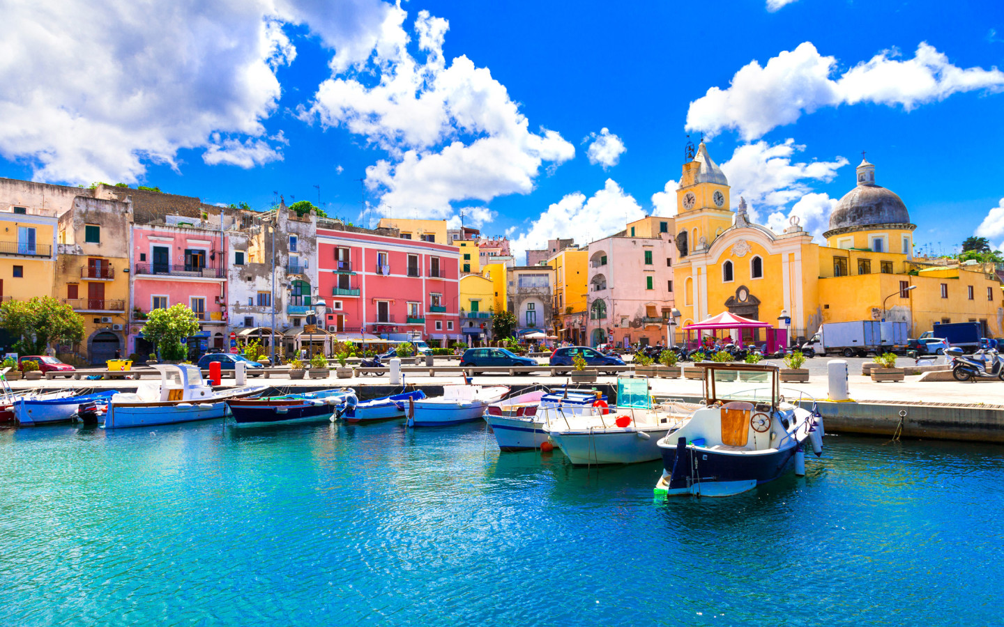 Un tour tra i colori di Procida scoprendo la pittoresca Corricella, la splendida spiaggia di Chiaia e l’incantevole isola di Vivara, con un’esperienza dal fascino esclusivo.
