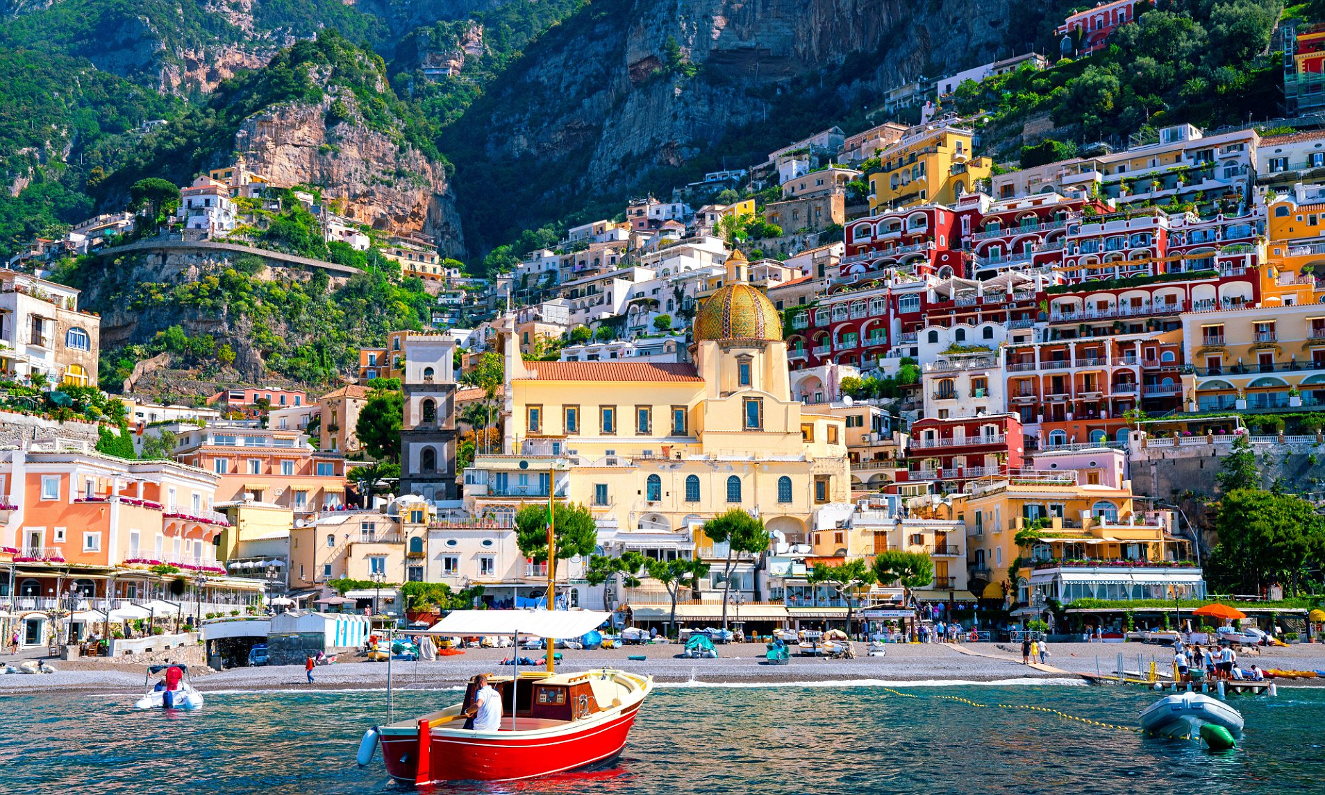 Esplora gli splendori della Costiera Amalfitana tra Positano, l’isolotto Li Galli, Nerano, Sorrento, il fiordo di Furore e Amalfi, vivendo un viaggio immerso nella meraviglia.