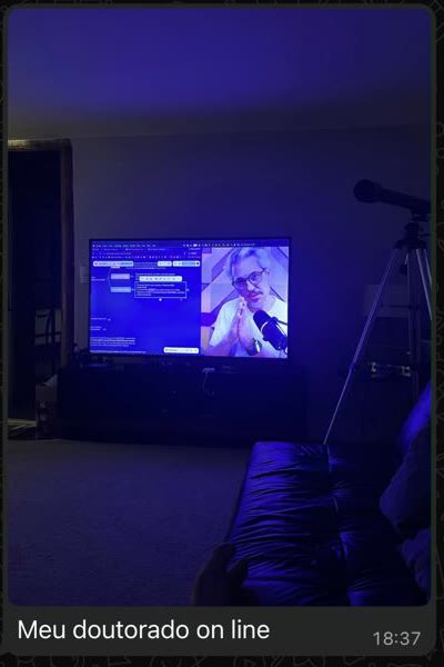 Mensagem de WhatsApp de Douglas com foto assistindo a live
