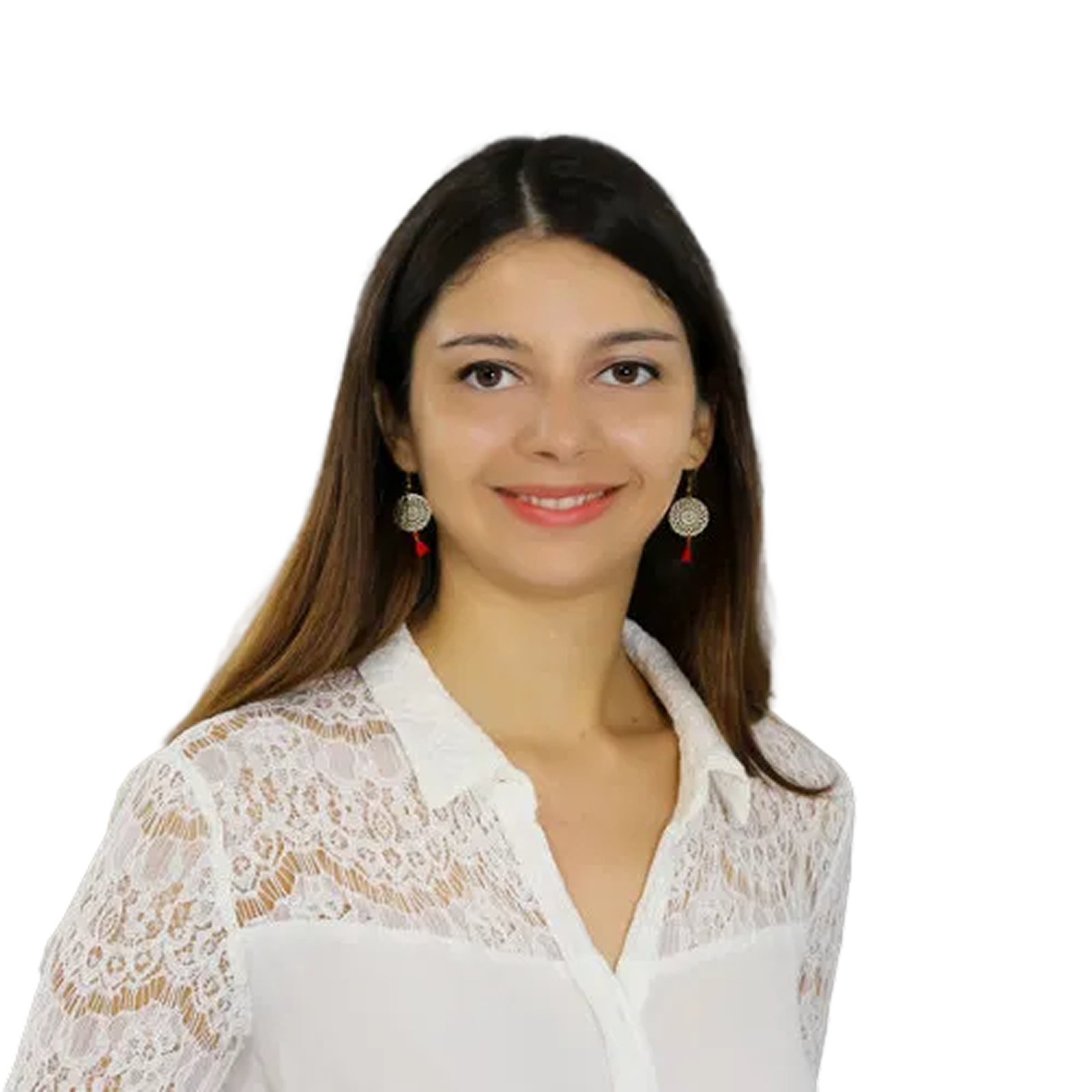 Jeune femme souriante avec cheveux longs, portant une blouse blanche en dentelle et des boucles d'oreilles rondes.