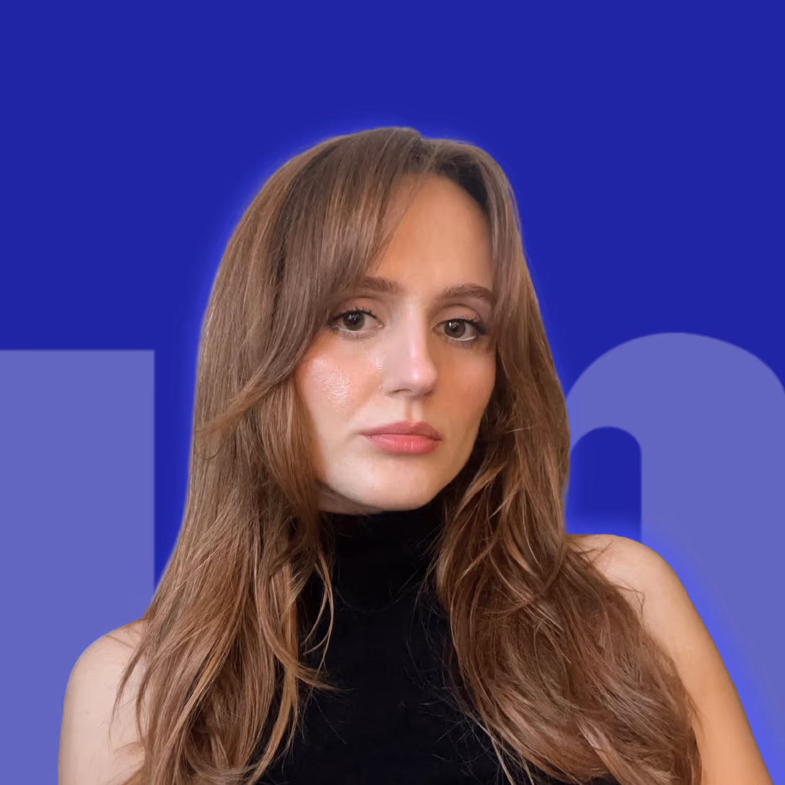 Portrait d'une femme aux cheveux longs et châtains, portant un top noir, sur fond bleu avec motif graphique.