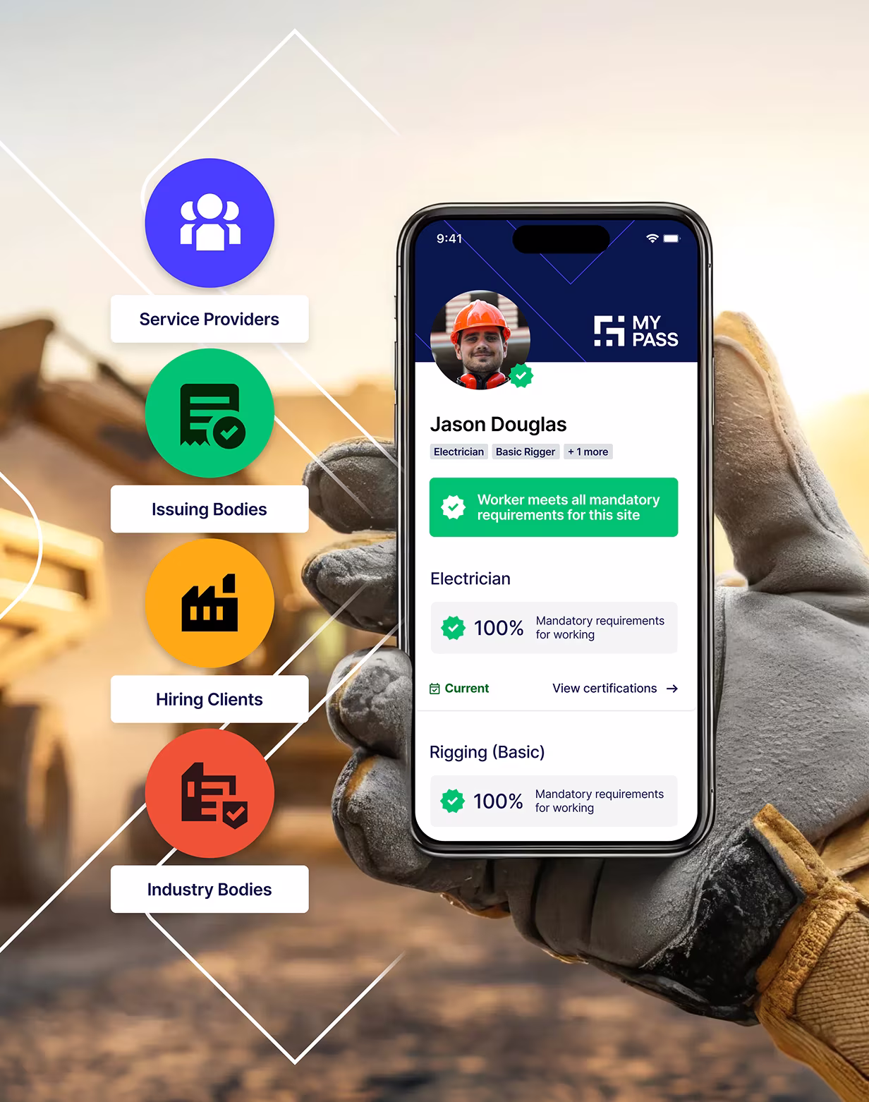 Un teléfono inteligente sostenido por una mano enguantada muestra una aplicación de verificación de trabajadores que indica que Jason Douglas cumple con todos sitio de trabajo obligatorios sitio de trabajo como electricista y montador básico.