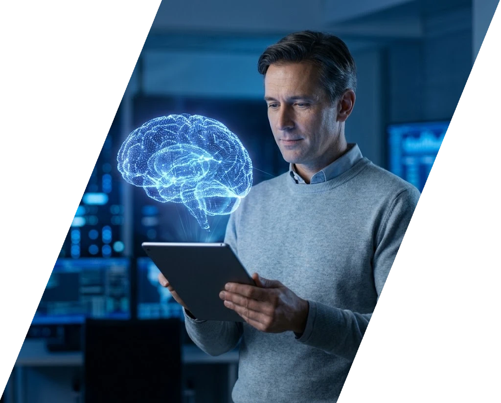 Manažer s tabletem, nad kterým se vznáší světelný model mozku – firemní AI B/ue Brain