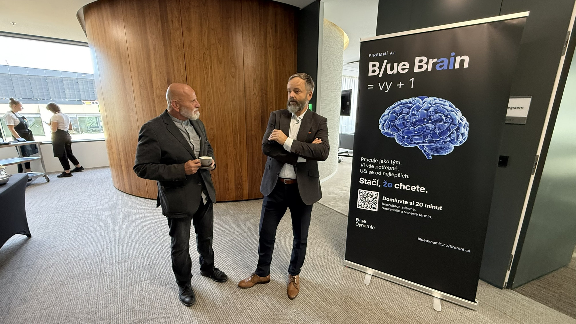 Karel Pecl u roll-upu B/ue Brain před začátkem