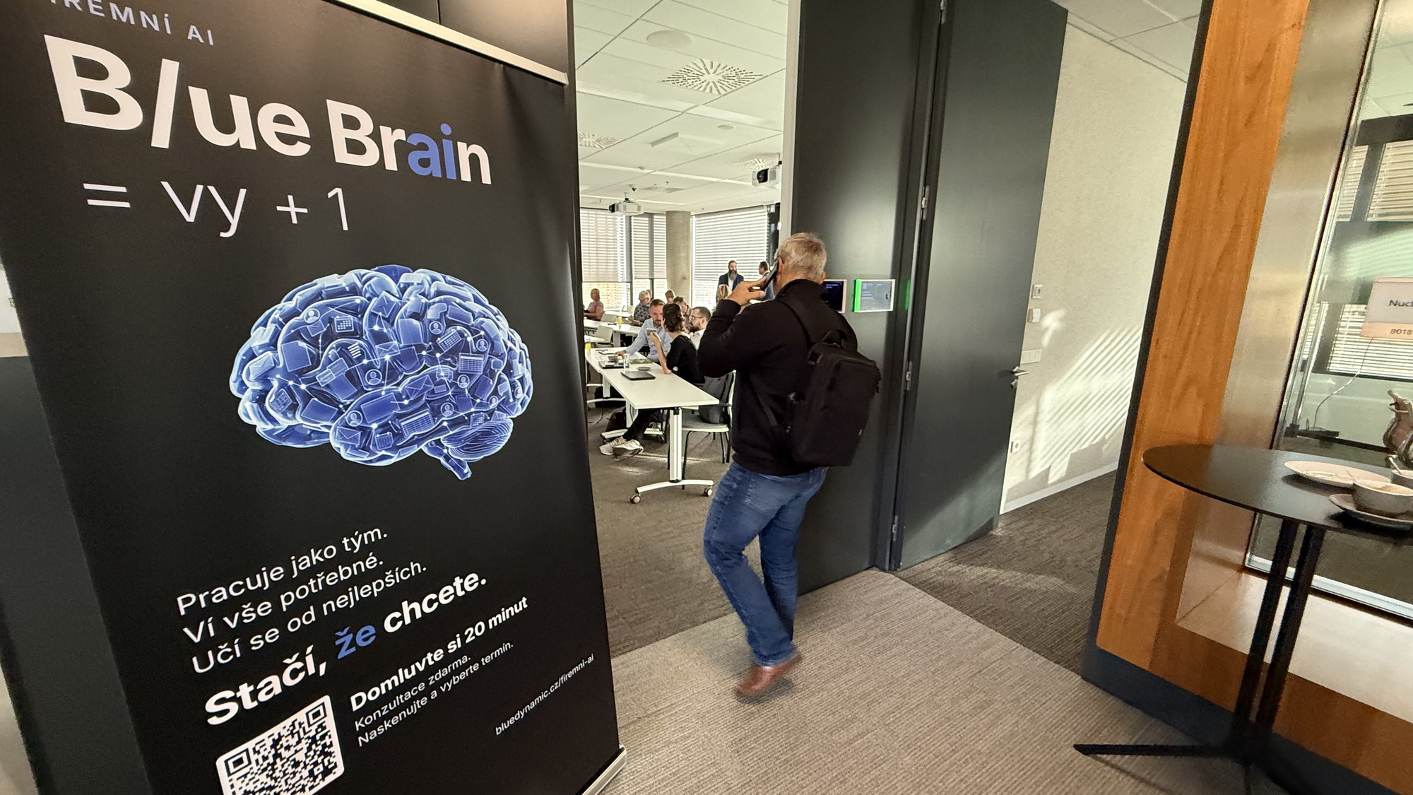 Roll-up B/ue Brain u vstupu do sálu