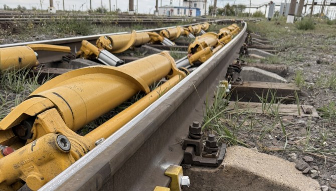 DECEL retarders mounted along the rail