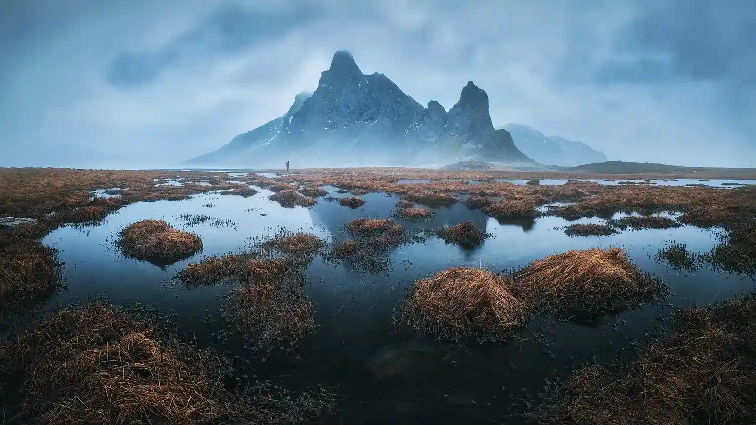 Paisaje de montaña con niebla y tonos fríos editado con Photoshop