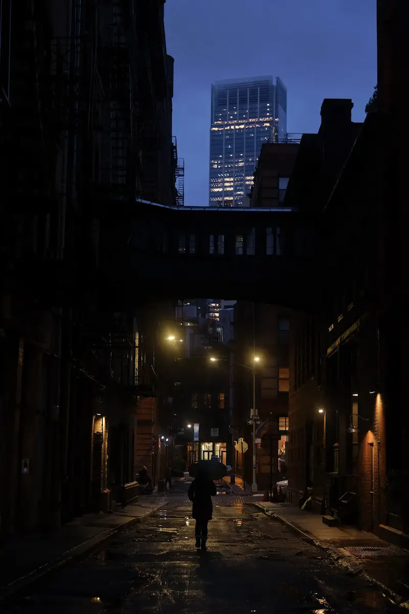 Fotografía urbana nocturna antes del revelado fotográfico