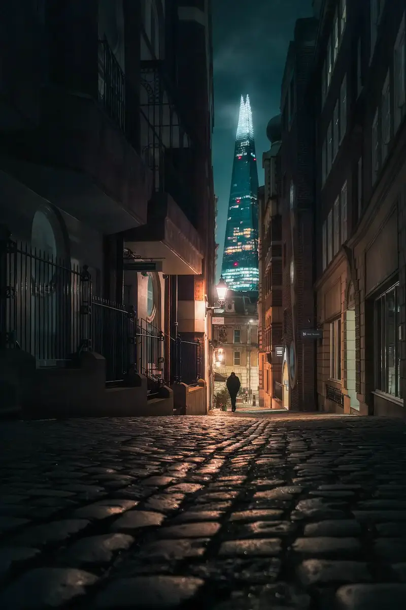 Fotografía urbana nocturna de Londres editada con armonía complementaria azul y naranja