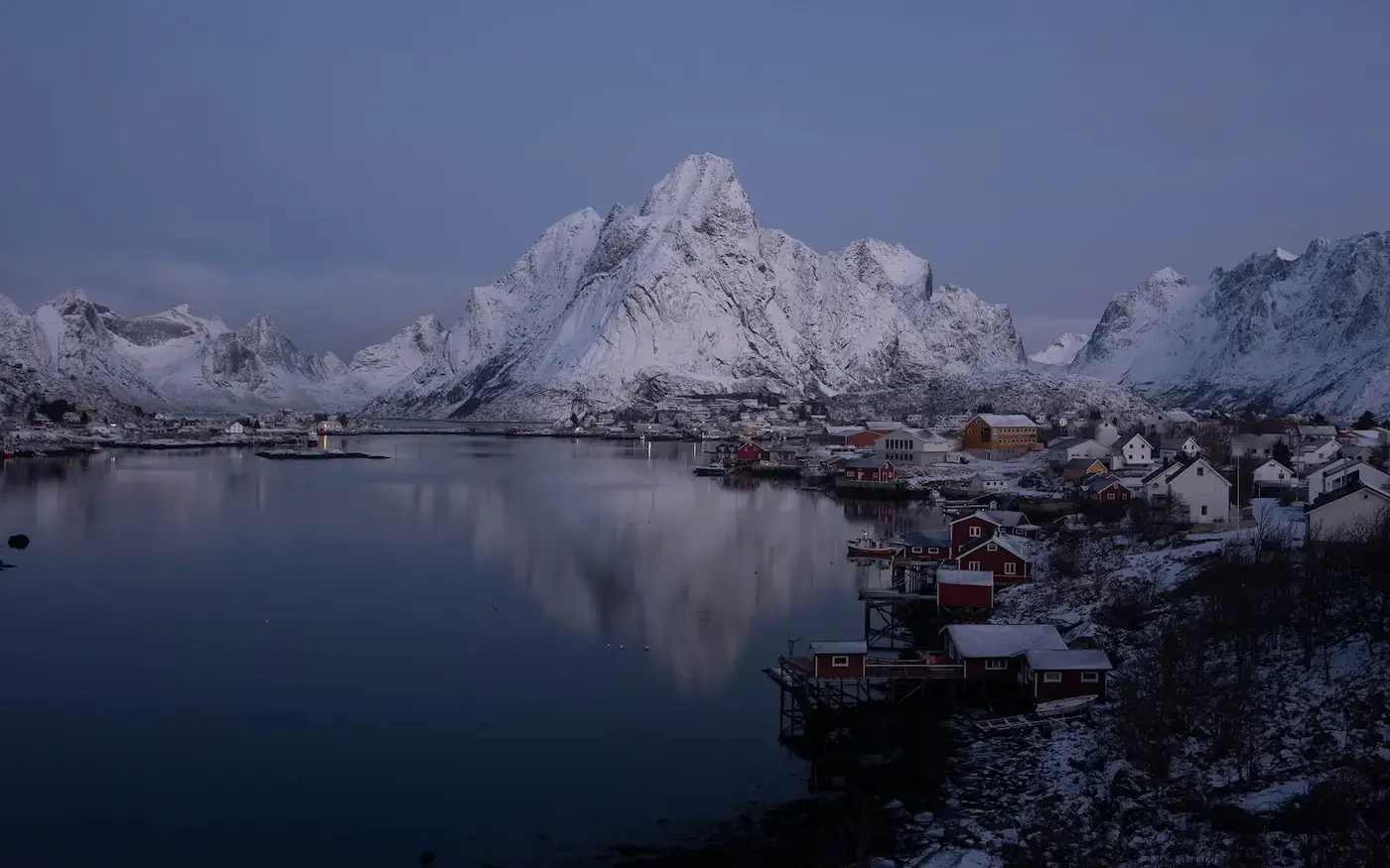 Fotografía de paisaje en Reine, Lofoten, antes del revelado de color
