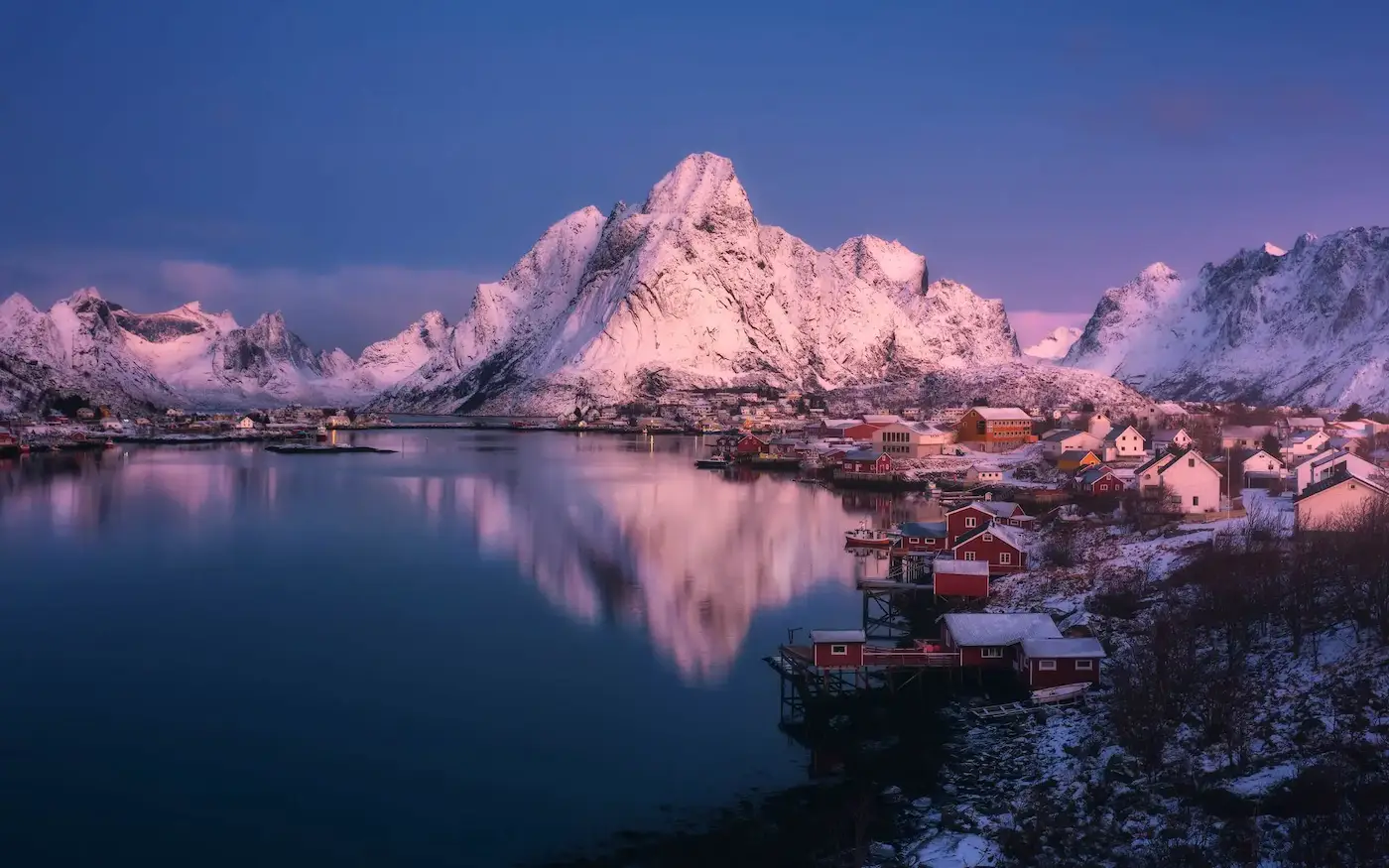 Fotografía de paisaje en Lofoten editada con tonos rosas, azules y luz de amanecer
