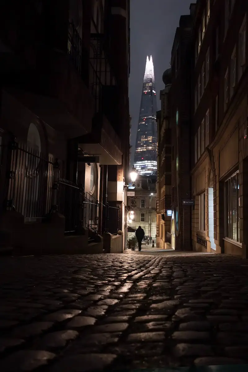 Fotografía urbana nocturna de Londres antes del revelado de color