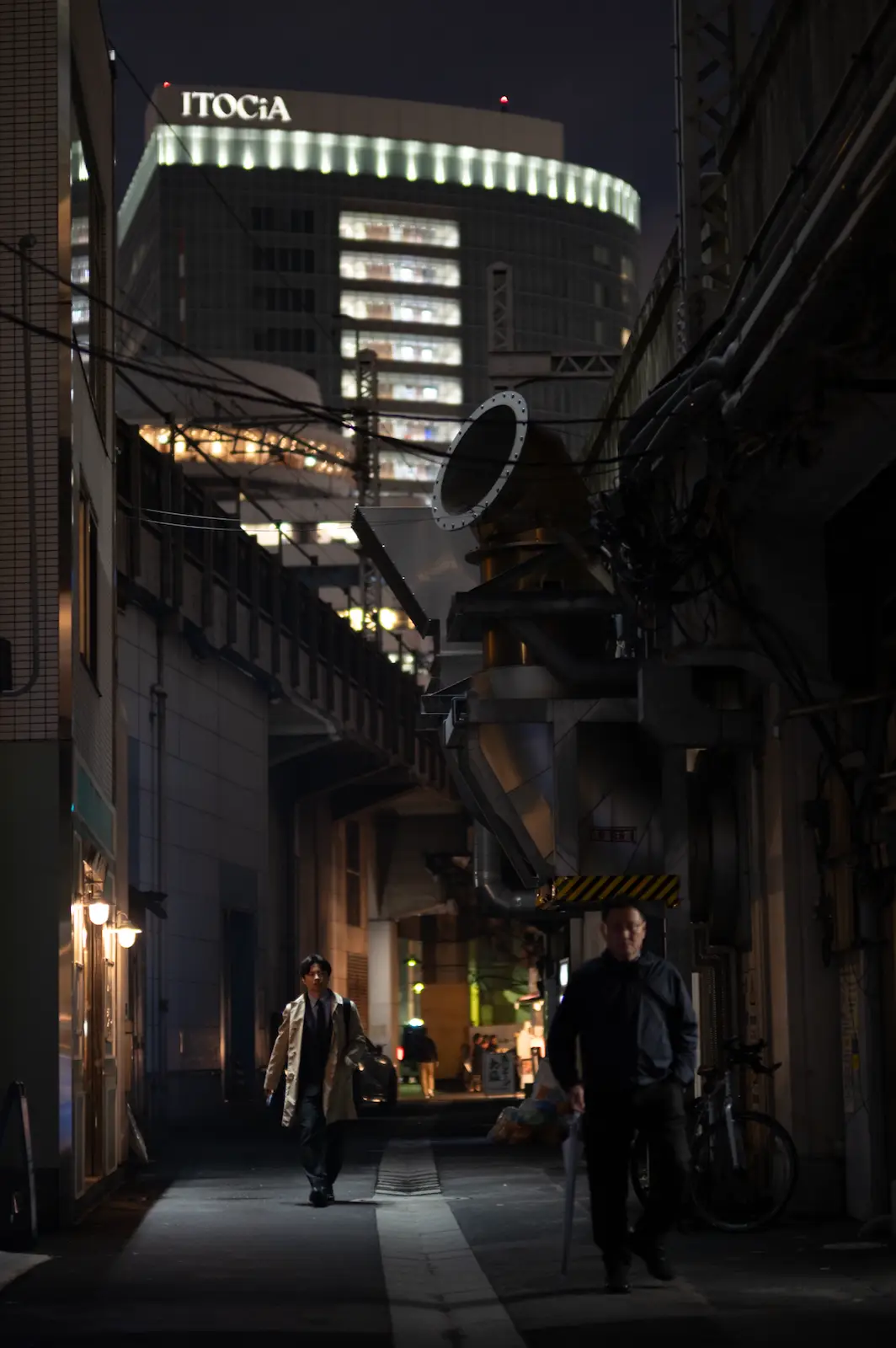 Antes: callejón de Tokio de noche, sin revelar