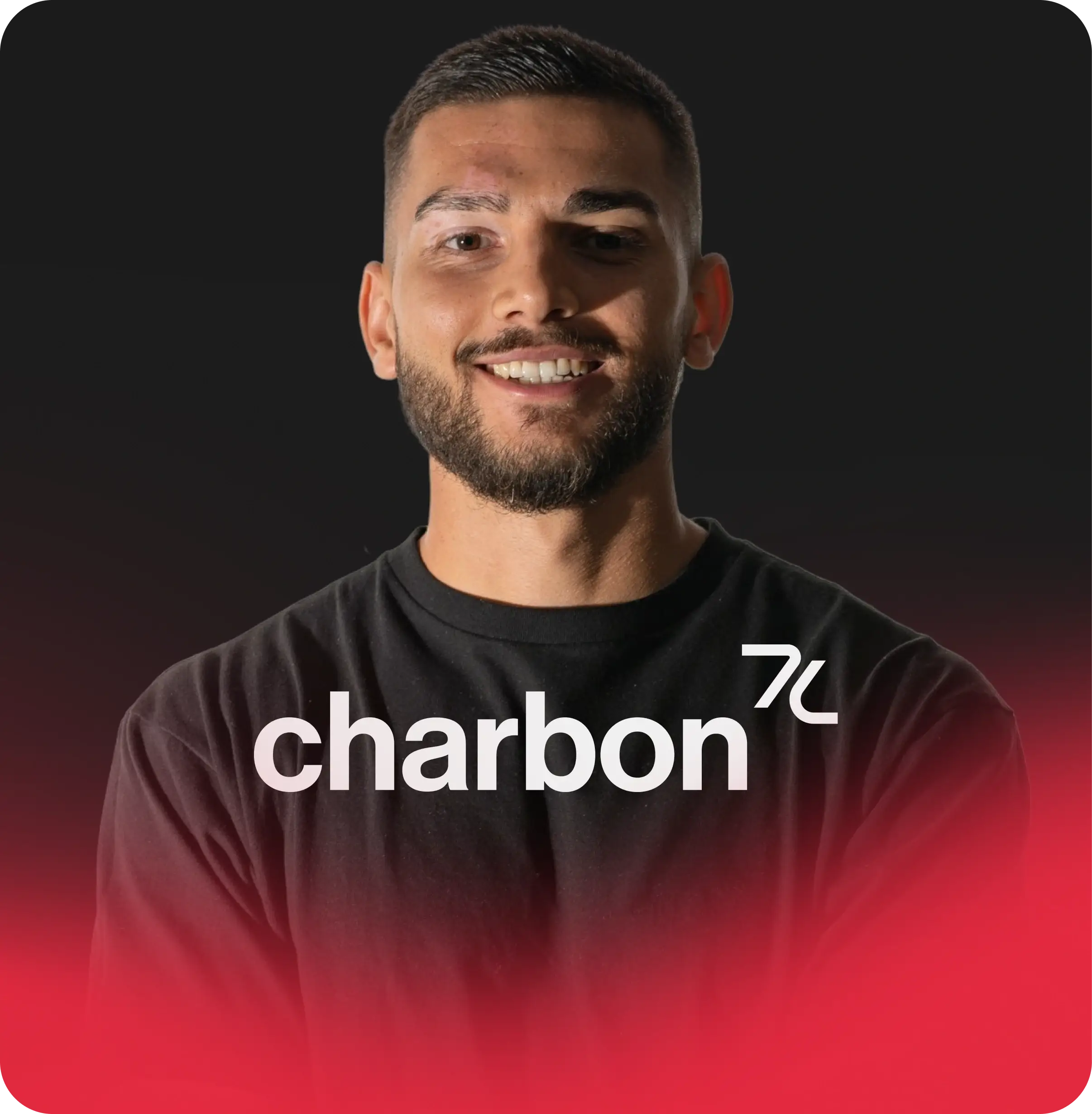 Portrait d'un homme souriant avec une barbe, sur fond noir avec un effet dégradé rouge en bas et le texte « charbon » superposé.