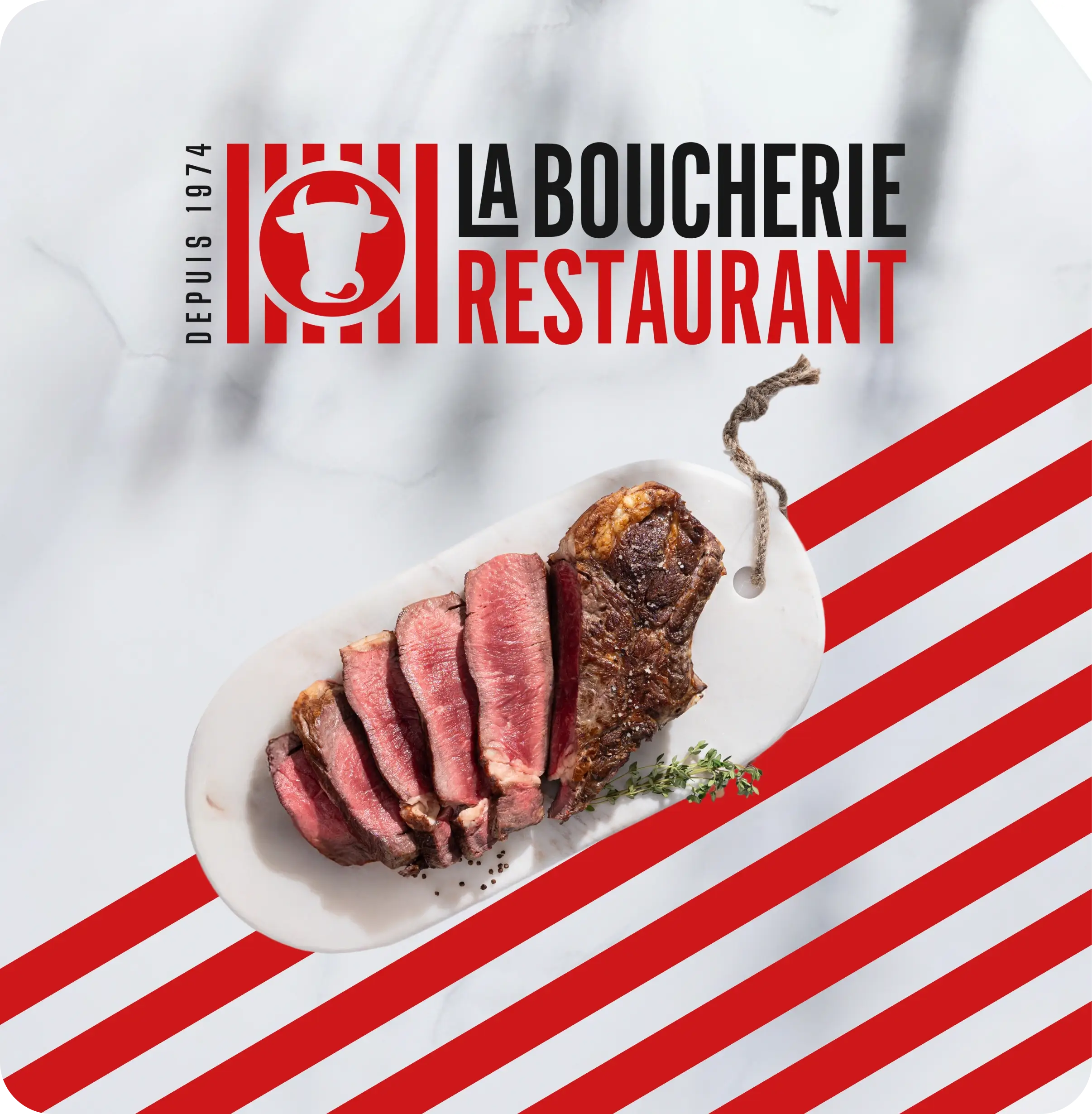 Steak tranché rosé sur une planche blanche avec logo de La Boucherie Restaurant et rayures rouges diagonales.