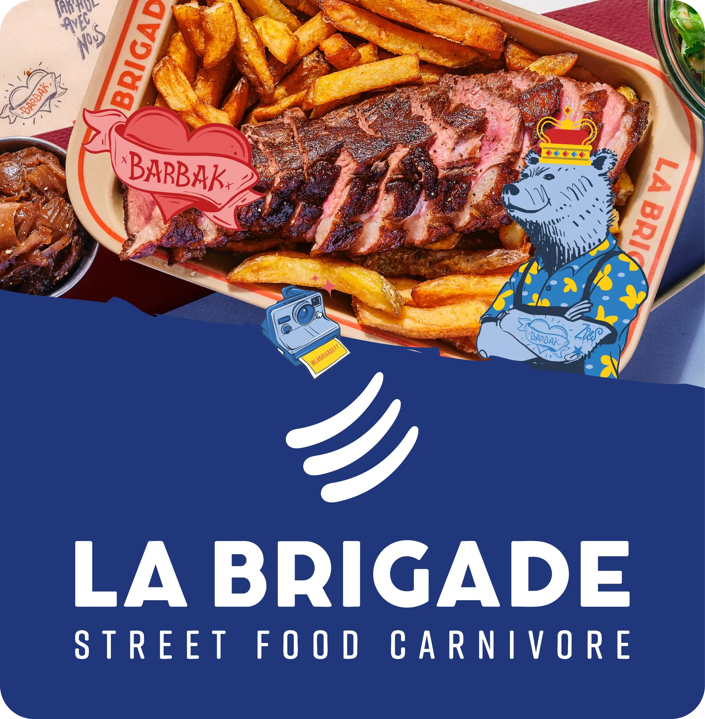 Assiette de frites avec steak tranché et un petit bol d'accompagnement au coin, avec illustration d'un ours tatoué portant une chemise fleurie et une couronne, et texte La Brigade Street Food Carnivore.