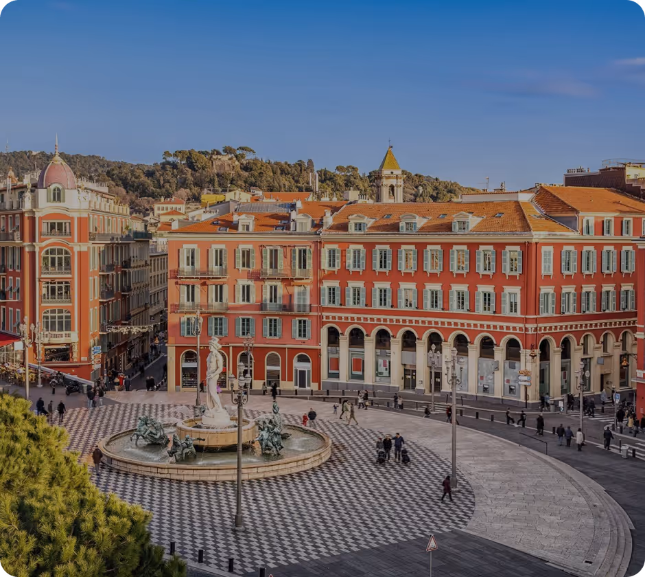 Vue de Nantes avec la Loire en avant-plan, un bateau blanc amarré, des bâtiments historiques et une grande coupole à droite.