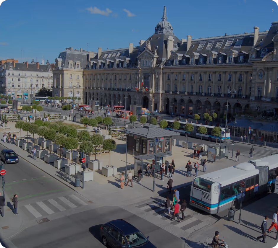 Vue de Nantes avec la Loire en avant-plan, un bateau blanc amarré, des bâtiments historiques et une grande coupole à droite.
