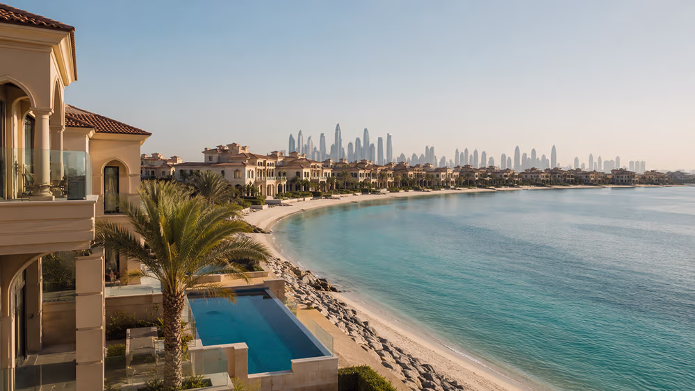 Palm Jumeirah villas on the waterfront — Dubai's trophy asset district for ultra-prime buyers