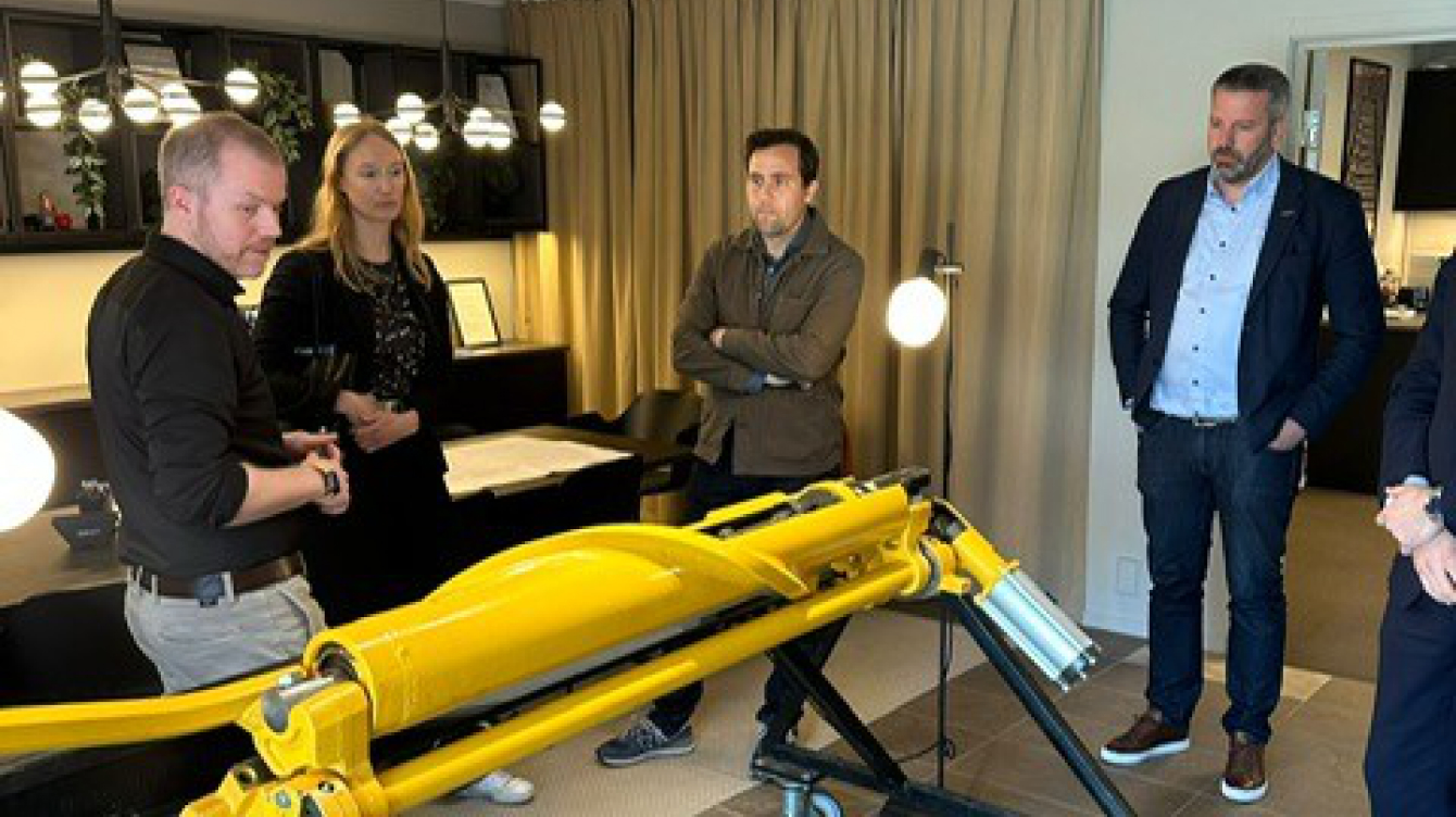 Delegationen får en genomgång av en spiralbroms från DECEL