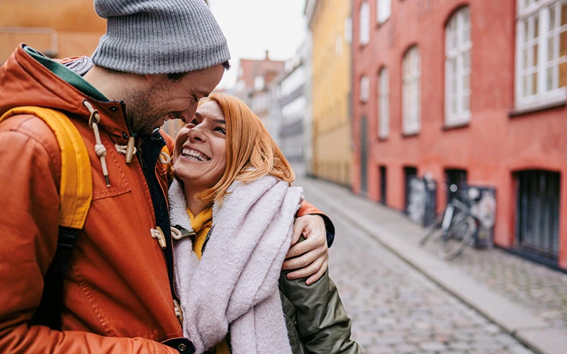 Et kæreste par på gaden i byen