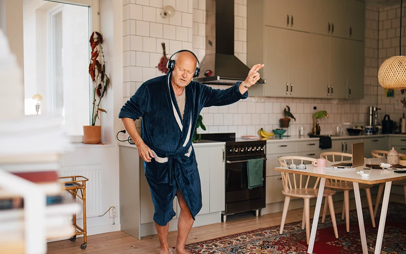 Dansende mand har samlet sine lån