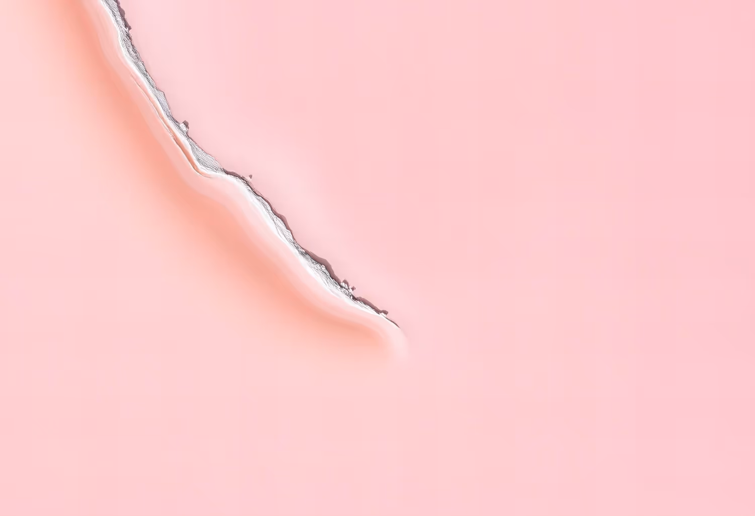 Abstrakcyjny obraz z różowymi odcieniami i białą, nieregularną linią w poprzek.