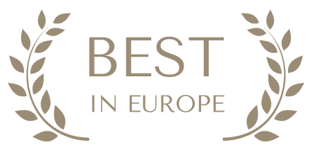 Napis BEST IN EUROPE otoczony dekoracyjnymi wieńcami laurowymi po bokach.