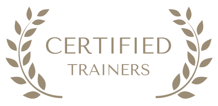 Napis CERTYFIKOWANI TRENERZY otoczony dwoma gałązkami laurowymi po bokach.