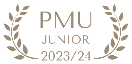 Logo PMU Junior 2023/24 z motywem lauru po bokach.