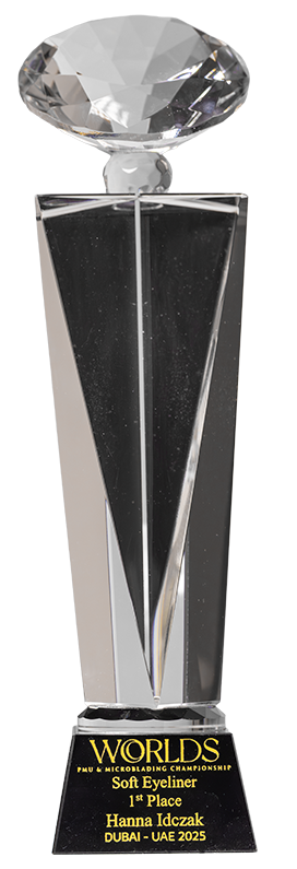 Szklana statuetka z dużym diamentem na górze i czarną podstawą z napisem o mistrzostwach PMU i micropigmentacji za 1. miejsce w makijażu eyeliner.